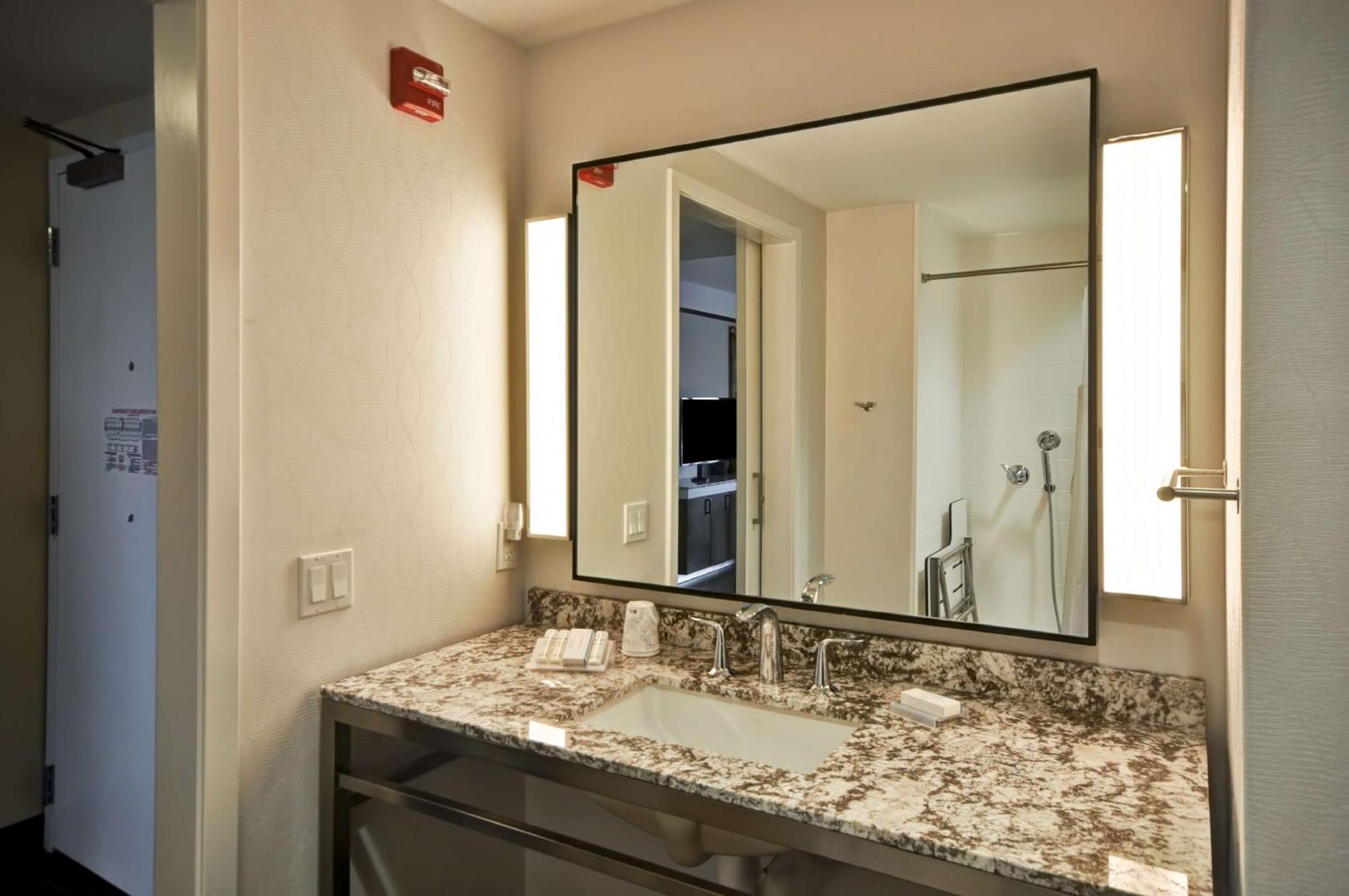Hilton Garden Inn Detroit Troy Exteriör bild